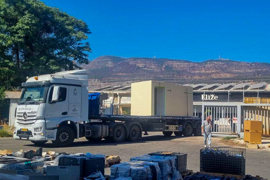 הצבת מיגונית במפעל בצפון (צילום: דוברות משרד הכלכלה והתעשייה)