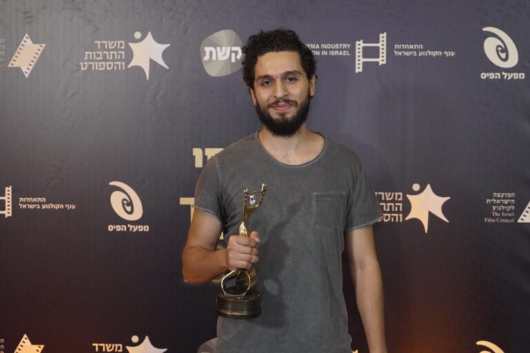 שאדי מרעי עם זכייתו בפרס השחקן הראשי הטוב ביותר בפרסי אופיר, על תפקידו בסרט 'עיד' (צילום: ליאור חורש ודקל לזימי לב, האקדמיה לקולנוע ולטלוויזיה)