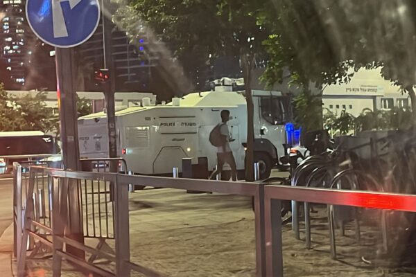 מכת"זית של המשטרה סמוך לעזריאלי, במהלך הפגנה למען שחרור החטופים בשער בגין (צילם: אורן דגן)