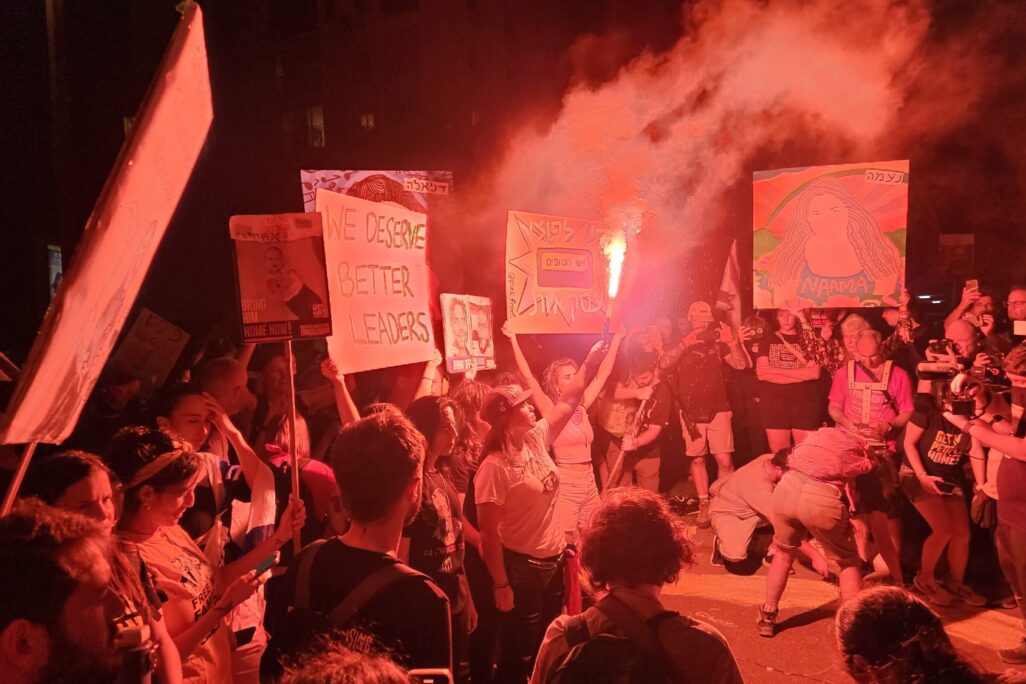 מפגינים בתל אביב למען שחרור החטופים (צילום: דורון הבסי) מפגינים בתל אביב למען שחרור החטופים (צילום: דורון הבסי)