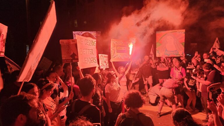מפגינים בתל אביב למען שחרור החטופים (צילום: דורון הבסי)
