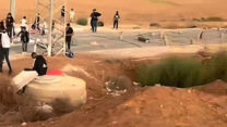תלמידים חוסמים את הכניסה לבית הספר מכחול במחאה על היעדר הסעות, השבוע (צילום: עלי אבו-רביעה)