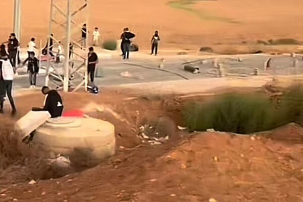 תלמידים חוסמים את הכניסה לבית הספר מכחול במחאה על היעדר הסעות, השבוע (צילום: עלי אבו-רביעה)