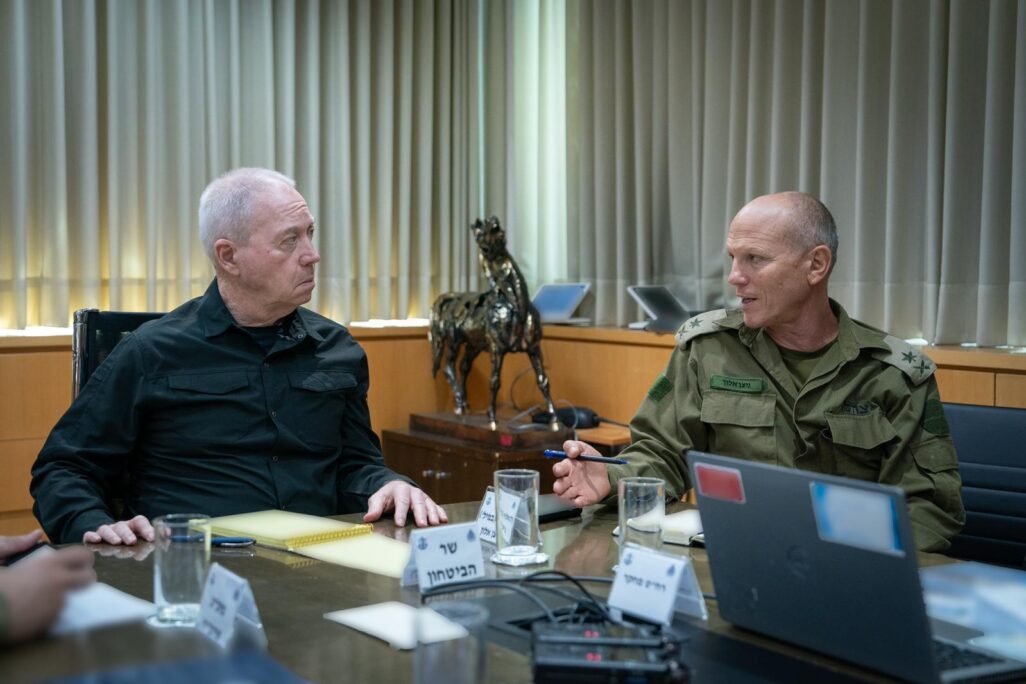 שר הביטחון יואב גלנט והאלוף במיל׳ ניצן אלון (צילום: אריאל חרמוני, משרד הביטחון) שר הביטחון יואב גלנט והאלוף במיל׳ ניצן אלון (צילום: אריאל חרמוני, משרד הביטחון)