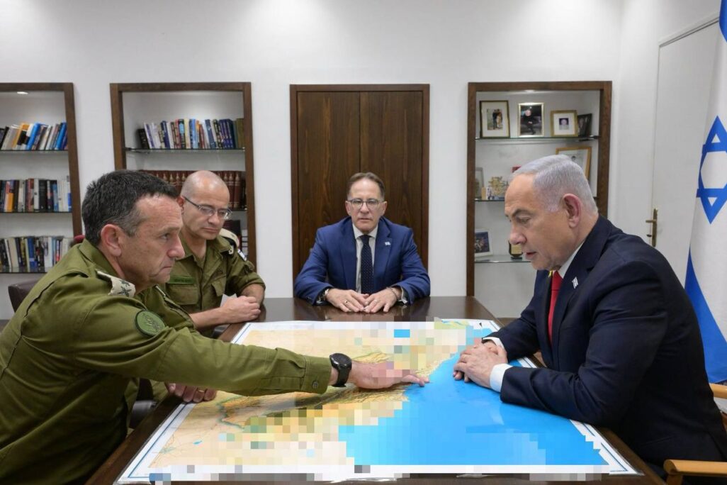ראש הממשלה בנימין נתניהו והרמטכ״ל הרצי הלוי בפגישתם (צילום: עמוס בן גרשום/ לע"מ) ראש הממשלה בנימין נתניהו והרמטכ״ל הרצי הלוי בפגישתם (צילום: עמוס בן גרשום/ לע"מ)
