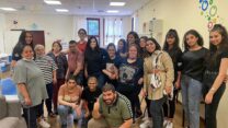 "לראות אותם ככה, לא בסביבת בית הספר, מקבלים אחריות כתוצאה ממה שהם עושים ומרגישים שיש להם ערך, שמסתכלים עליהם בגובה העיניים", פעילות לחלוקת סלי מזון עם עובדי בנק לאומי של עמותת סופראא אל מראח (צילום: באדיבות עמותת סופראא אל מראח)