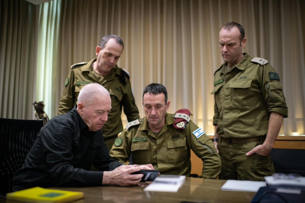 שר הביטחון יואב גלנט והרמטכ״ל הרצי הלוי באישור תכניות להמשך לחימה בצפון (צילום: שחר יורמן)
