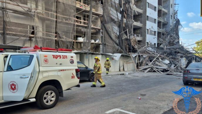 קריסת הפיגומים בחולון (צילום: מד"א)