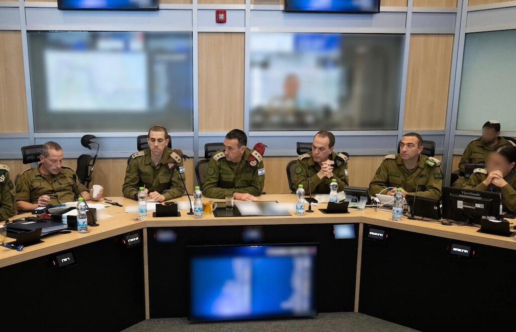 הרמטכ״ל ובכירי צה״ל בהערכת מצב בקריה (צילום: דובר צה״ל)