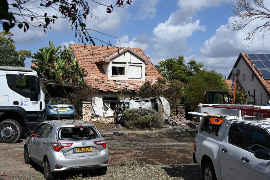 זירת נפילת הרקטה ביישוב מורשת (צילום: אוריאל לוי) זירת נפילת הרקטה ביישוב מורשת (צילום: אוריאל לוי)