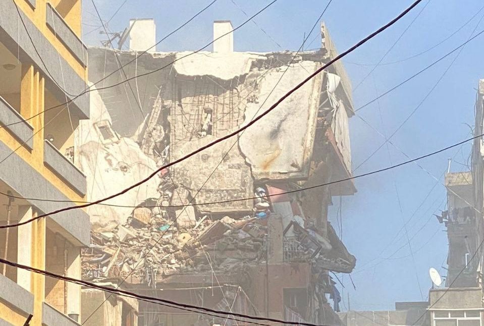 בניין שנפגע בתקיפת חיל האוויר בדאחיה שכוונה לראש המערך הרקטי של חיזבאללה (צילום: רשתות חברתיות) בניין שנפגע בתקיפת חיל האוויר בדאחיה שכוונה לראש המערך הרקטי של חיזבאללה (צילום: רשתות חברתיות)