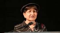 עדינה בר שלום בכיכר החטופים (צילום: פאולינה פטימר)