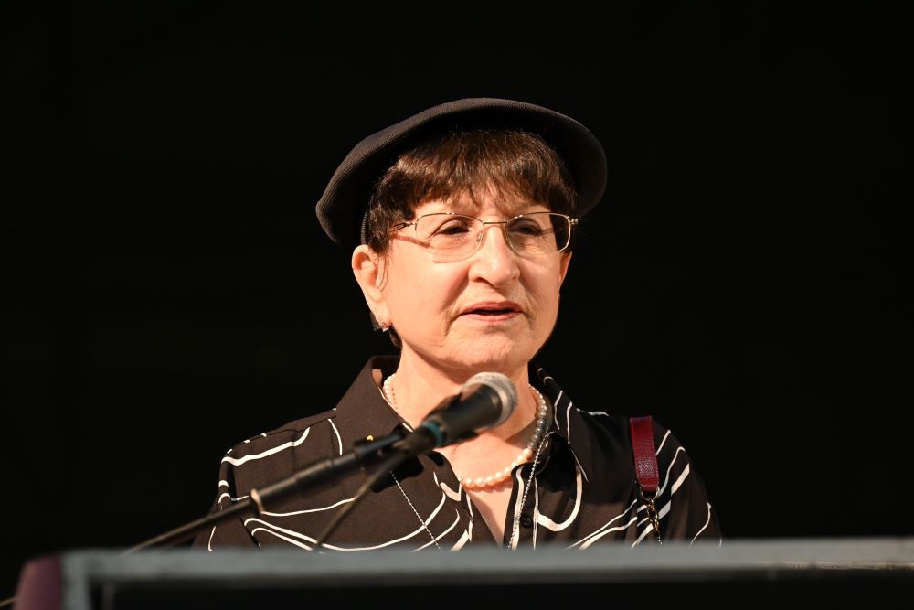 עדינה בר שלום בכיכר החטופים (צילום: פאולינה פטימר) עדינה בר שלום בכיכר החטופים (צילום: פאולינה פטימר)