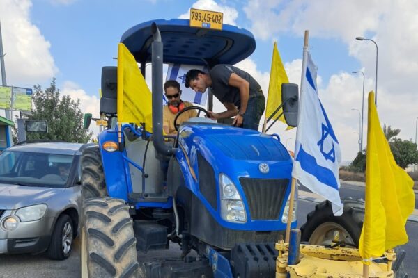 ענב פרץ (משמאל) במחאה (צילום: אלבום פרטי)