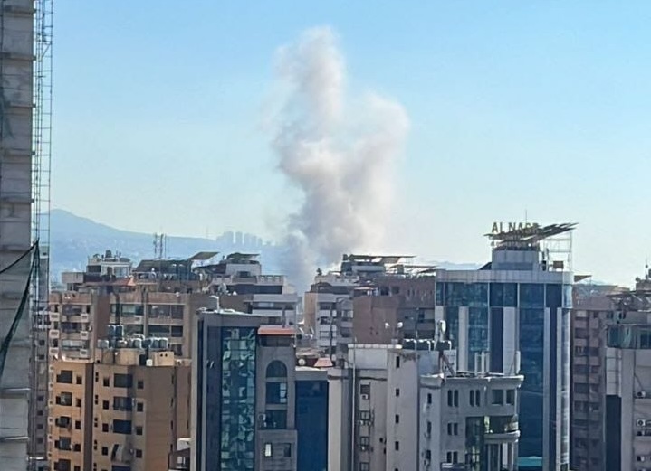 עשן לאחר ניסיון חיסול מהאוויר שביצעה ישראל ברובע הדאחייה בביירות (צילום: רשתות חברתיות)