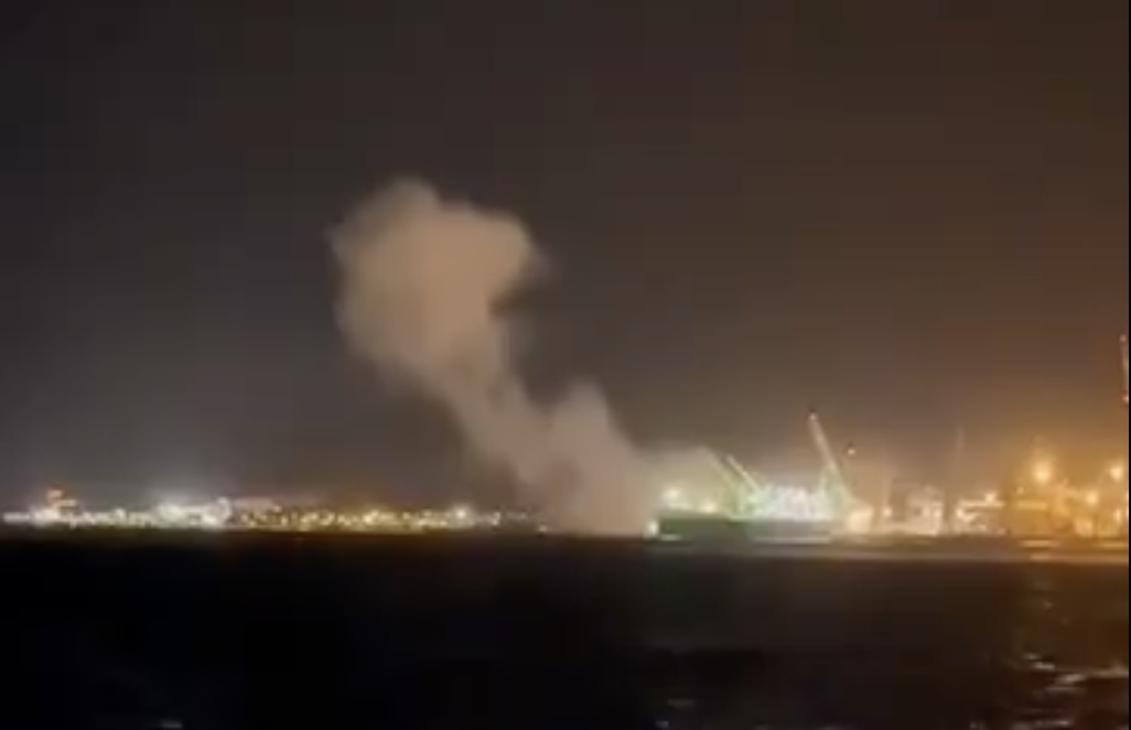 עשן לאחר יירוט כטב״ם באילת (צילום: רשתות חברתיות, שימוש לפי סעיף 27א׳ לזכויות יוצרים) עשן לאחר יירוט כטב״ם באילת (צילום: רשתות חברתיות, שימוש לפי סעיף 27א׳ לזכויות יוצרים)