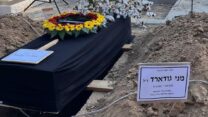 ארונה של איילת גודראד ז״ל בבית העלמין בקיבוץ בארי (צילום: דוברות הקיבוץ)
