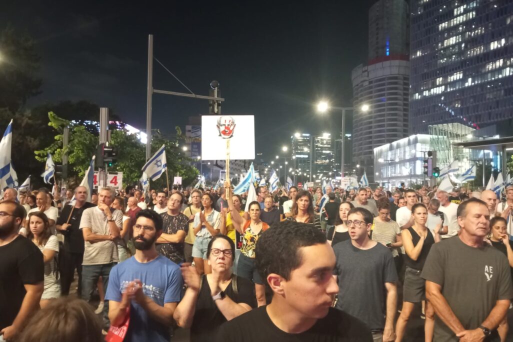 הפגנה בשער בגין של הקריה בתל אביב (צילום: מאור הוימן) הפגנה בשער בגין של הקריה בתל אביב (צילום: מאור הוימן)