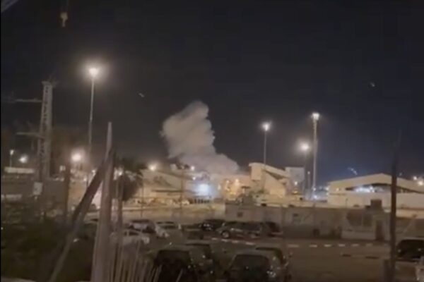 עשן לאחר פגיעת כטב״ם באילת (צילום: רשתות חברתיות, שימוש לפי סעיף 27א׳ לזכויות יוצרים)