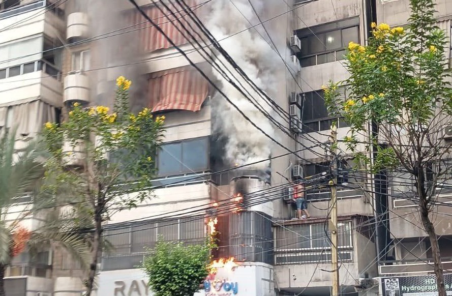 בניין עולה באש בעקבות פיצוץ מכשיר אלקטרוני של חיזבאללה (צילום: רשתות חברתיות)