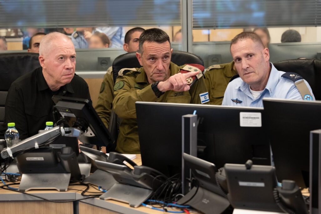 מפקד חיל האוויר תומר בר (מימין), הרמטכ"ל הרצוי הלוי ושר הביטחון יואב גלנט בבור חיל האוויר בליל החיסול (צילום: דובר צה"ל) מפקד חיל האוויר תומר בר (מימין), הרמטכ"ל הרצוי הלוי ושר הביטחון יואב גלנט בבור חיל האוויר בליל החיסול (צילום: דובר צה"ל)