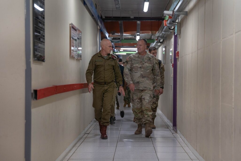 מפקד פיקוד המרכז בצבא ארה"ב עם מפקד פיקוד הצפון בצה"ל אורי גורדין (צילום: דובר צה"ל) מפקד פיקוד המרכז בצבא ארה"ב עם מפקד פיקוד הצפון בצה"ל אורי גורדין (צילום ארכיון: דובר צה"ל)