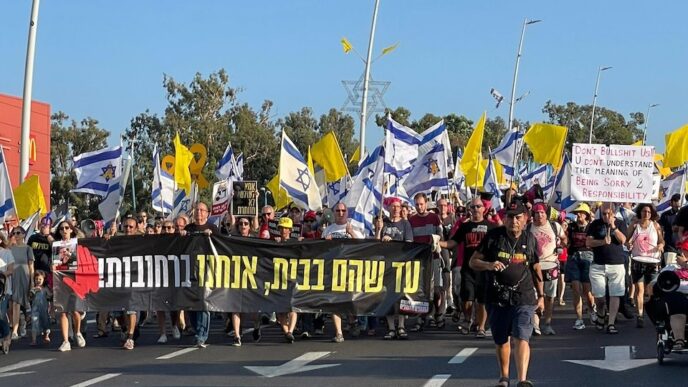 הפגנה בקריאה להשבת החטופים ברחובות (צילום: מאיר קונפורטי)