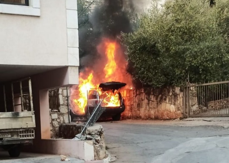 מכונית עולה באש בעקבות פיצוץ מכשיר אלקטרוני של חיזבאללה (צילום: רשתות חברתיות)
