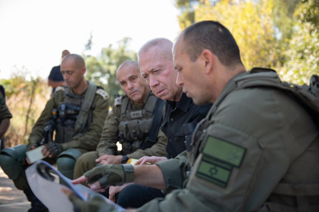 שר הביטחון גלנט בגבול הצפון (צילום: צילום: שחר יורמן) שר הביטחון גלנט בגבול הצפון (צילום: צילום: שחר יורמן)