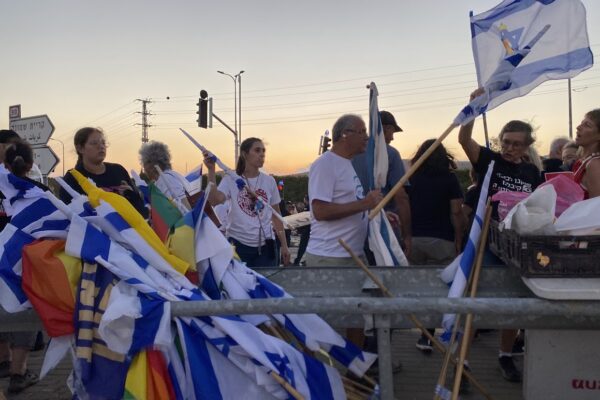 מפגינים בצומת. "כל צמרת מערכת הביטחון אומרת שלחטופים אין זמן, ושלפילדלפי אפשר לחזור" (צילום: יהל פרג')