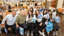 שר העלייה והקליטה אופיר סופר (משמאל) ויו״ר הסוכנות היהודית דורון אלמוג עם עולות שהגיעו מצרפת בסוף אוקטובר 2023, מייד אחרי שפרצה המלחמה (צילום: גיא יחיאלי עבור הסוכנות היהודית)