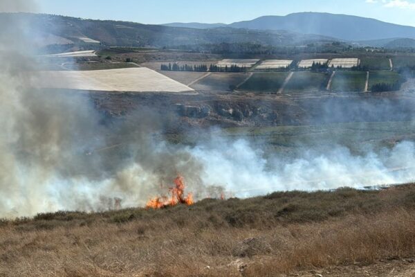 שריפה במרחב אביבים לאחר נפילת רקטה (צילום: שלום ביטון)