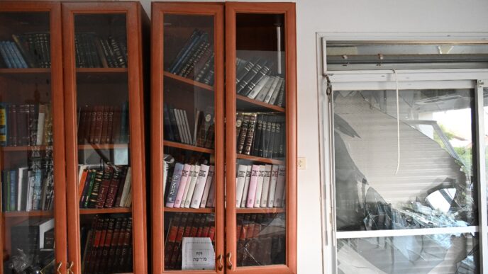 ביתם של שלמה ודינה מואס. "הזכוכיות היחידות שנשמרו הן של ארון ספרי הקודש" (צילום: אוריאל לוי)