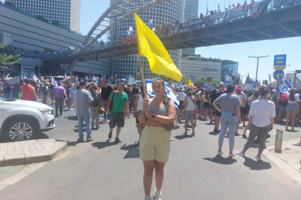 אלאמר, מפגינה בתל אביב. "חינכו אותי על ערבות הדדית" (צילום: מיכל מרנץ)