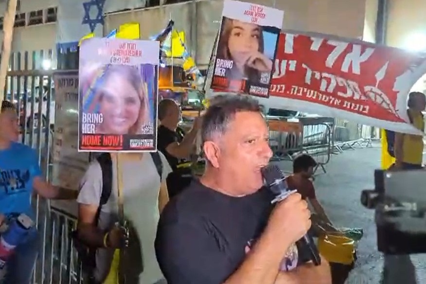 אלי אלבג בהפגנה בנתניה (צילום: מטה משפחות החטופים) אלי אלבג בהפגנה בנתניה (צילום: מטה משפחות החטופים)