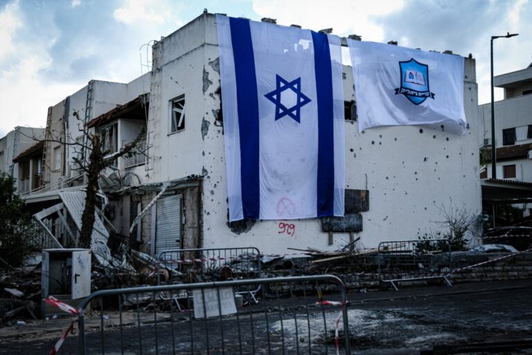 דגל ישראל ודגל קריית ביאליק שנתלו בביתה של דומן (צילום: דוד טברסקי)