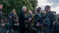 שר הביטחון יואב גלנט עם לוחמי צה"ל בצפון (צילום: אריאל חרמוני, משרד הביטחון)