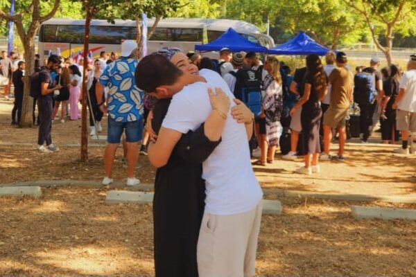 אסף בן צבי בחיבוק אחרון לפני שהוא עולה על מדים (צילום: איציק כהן, עמותת נצח יהודה)