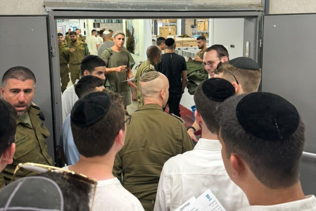 מתגייסים חרדים בתור בלשכת הגיוס (צילום: איציק כהן, עמותת נצח יהודה) מתגייסים חרדים בתור בלשכת הגיוס (צילום: איציק כהן, עמותת נצח יהודה)