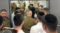 מתגייסים חרדים בתור בלשכת הגיוס (צילום: איציק כהן, עמותת נצח יהודה)