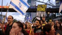 מפגינים בקריאה לעסקת חטופים בתל אביב (צילום: REUTERS/Florion Goga)