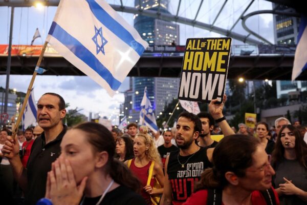 מפגינים בקריאה לעסקת חטופים בתל אביב (צילום: REUTERS/Florion Goga)