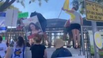 מפגינים למען שחרור החטופים בבית הספר האלה בכפר מנחם (צילום מסך)