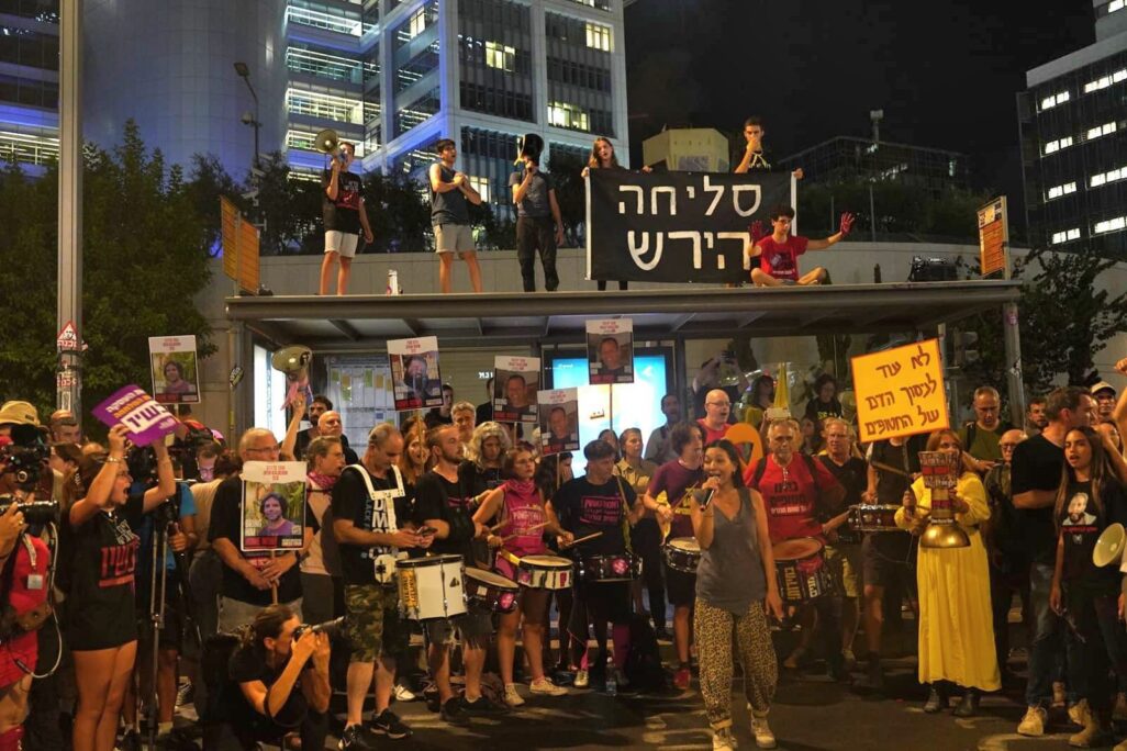מפגינים למען שחרור החטופים בשער בגין בקריה (צילום: רובי יהב) מפגינים למען שחרור החטופים בשער בגין בקריה (צילום: רובי יהב)