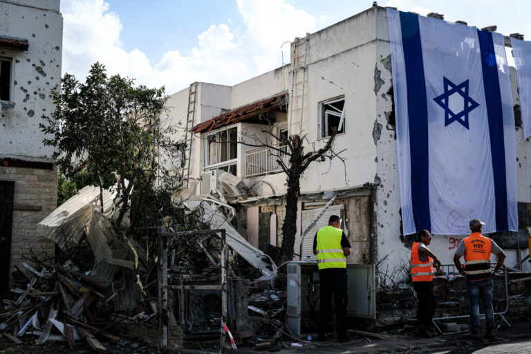 הבית שנפגע, הגינה שנחרבה, והעץ שנותר עומד (צילום: דוד טברסקי)