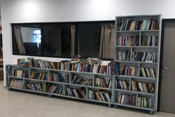 כוננית ספרים שבנו תלמידי 'אתגרי העתיד' (צילום באדיבות בית הספר)