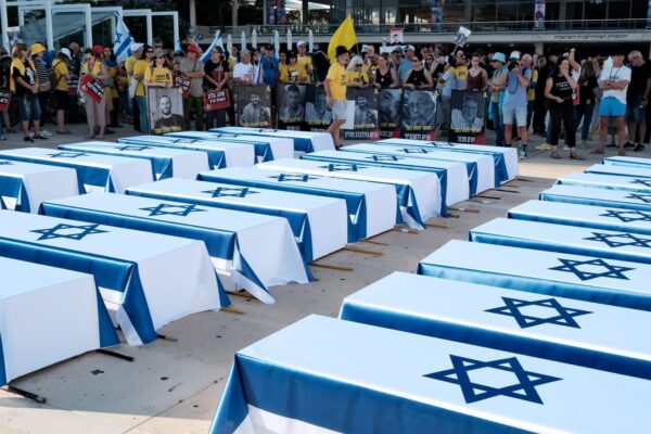 מיצג 27 ארונות הקבורה בכיכר הבימה (צילום: אדר איל)