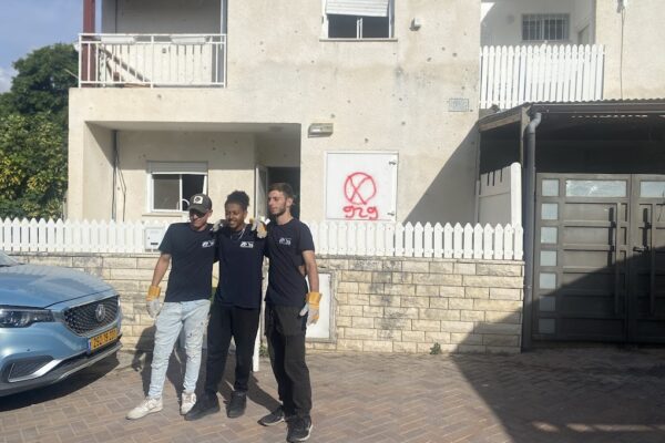 המכיניסטים ליד אחד הבניינים שנפגעו (צילום: יהל פרג')