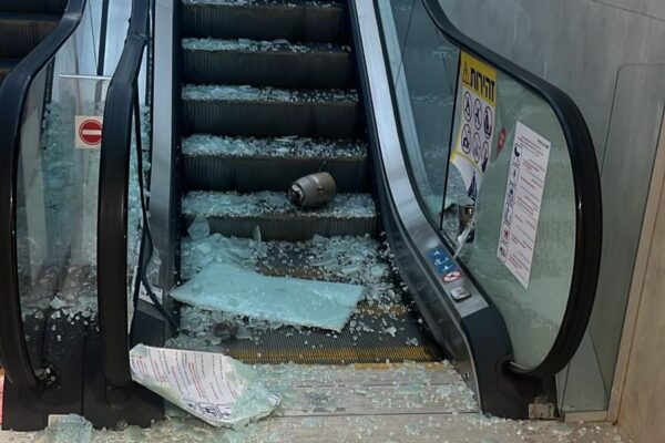 שברי יירוט שנפלו בתחנת הרכבת במודיעין (צילום: רשתות חברתיות, לפי סעיף 27א לחוק זכויות היוצרים)
