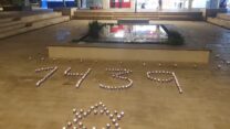 מיצג זיכרון במצפה רמון למעל 1400 נרצחי ה-7 באוקטובר (צילום: ארז רביב)